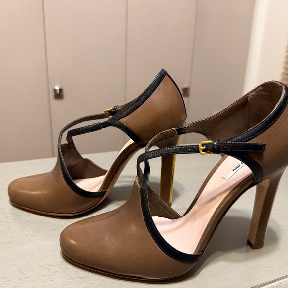 Miu Miu (37) Warm Taupe+Black Crossover Pumps - Picture 4 of 10